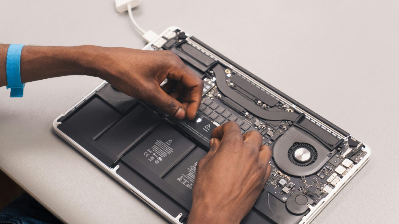 proses jasa instal laptop Makassar Savanah Komputer